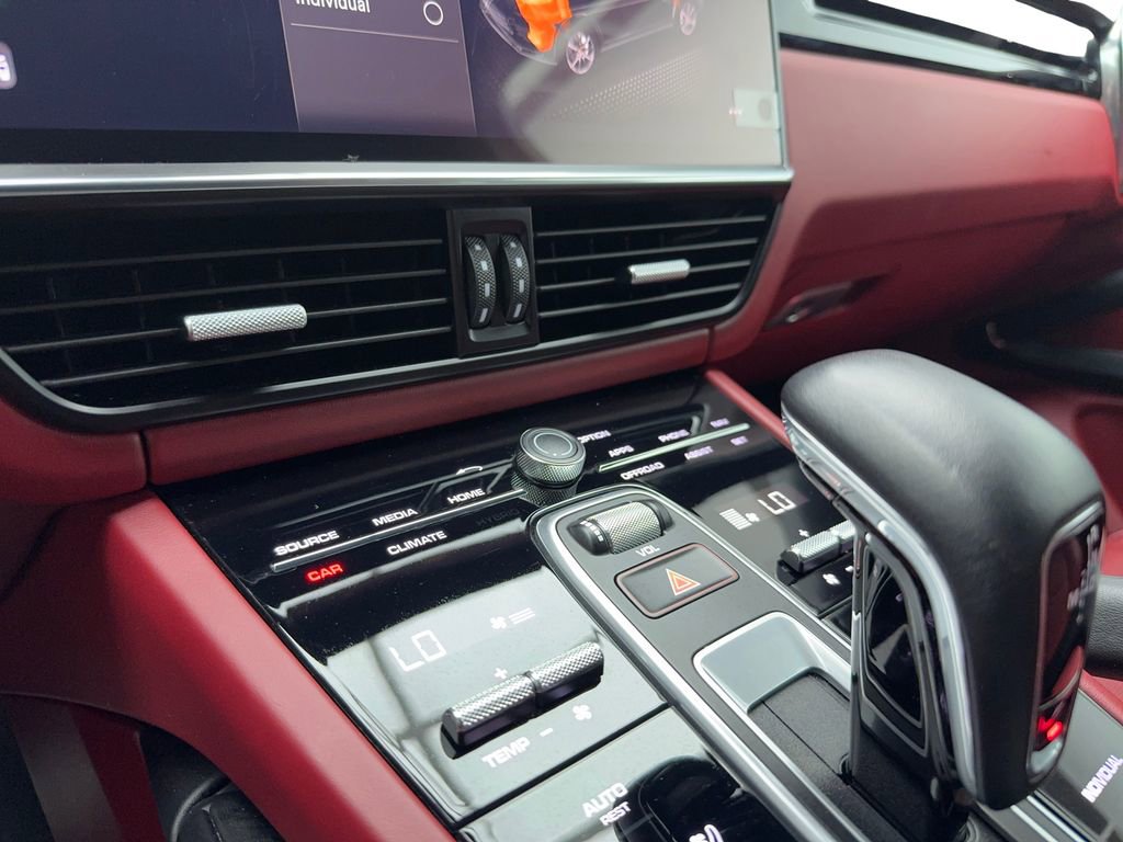 Used 2022 Porsche Cayenne image 32