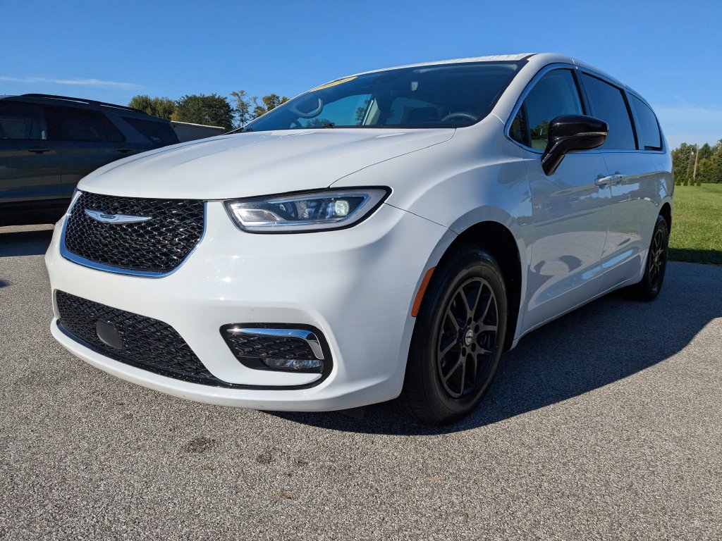 Used 2024 Chrysler Pacifica Touring-L FWD image 1
