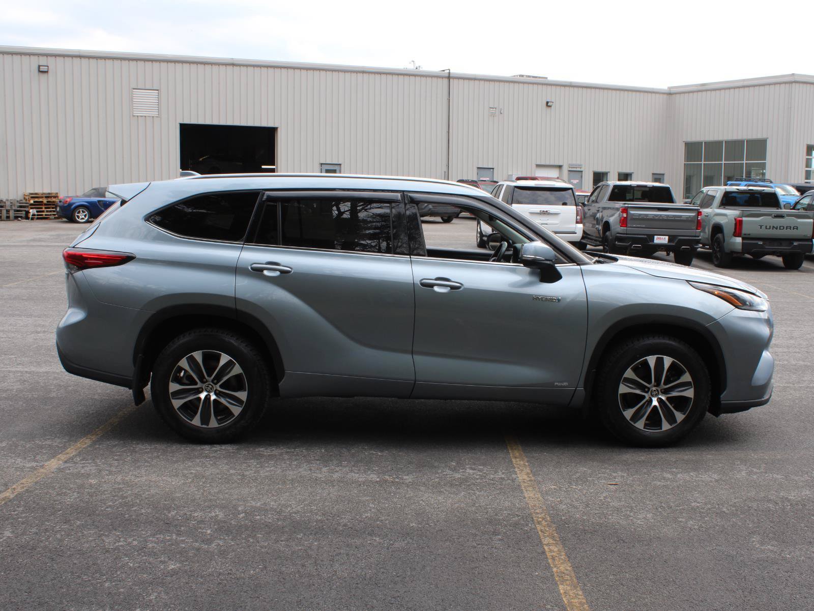 Used 2021 Toyota Highlander XLE AWD/4WD image 4
