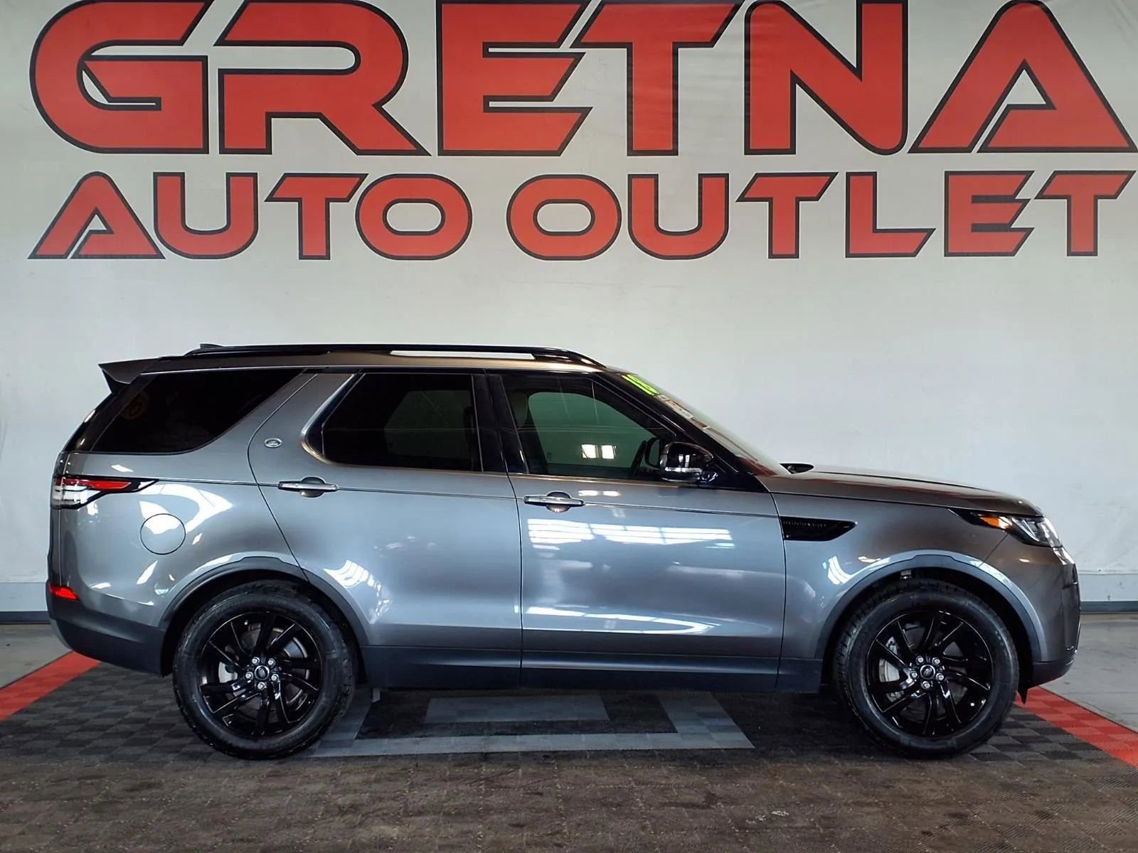 Used 2018 Land Rover Discovery SE image 1