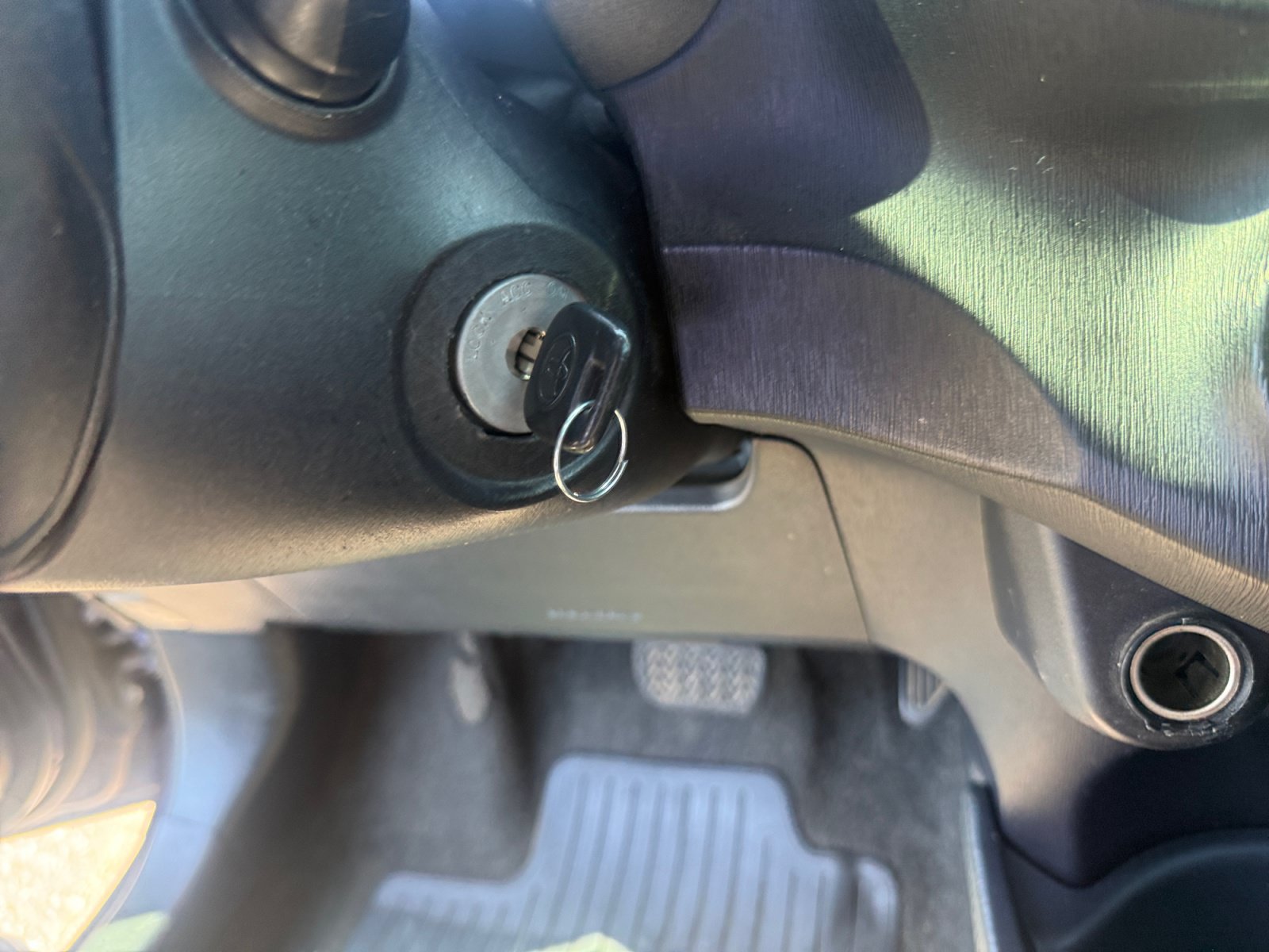 Used 2014 Toyota Yaris L FWD image 19