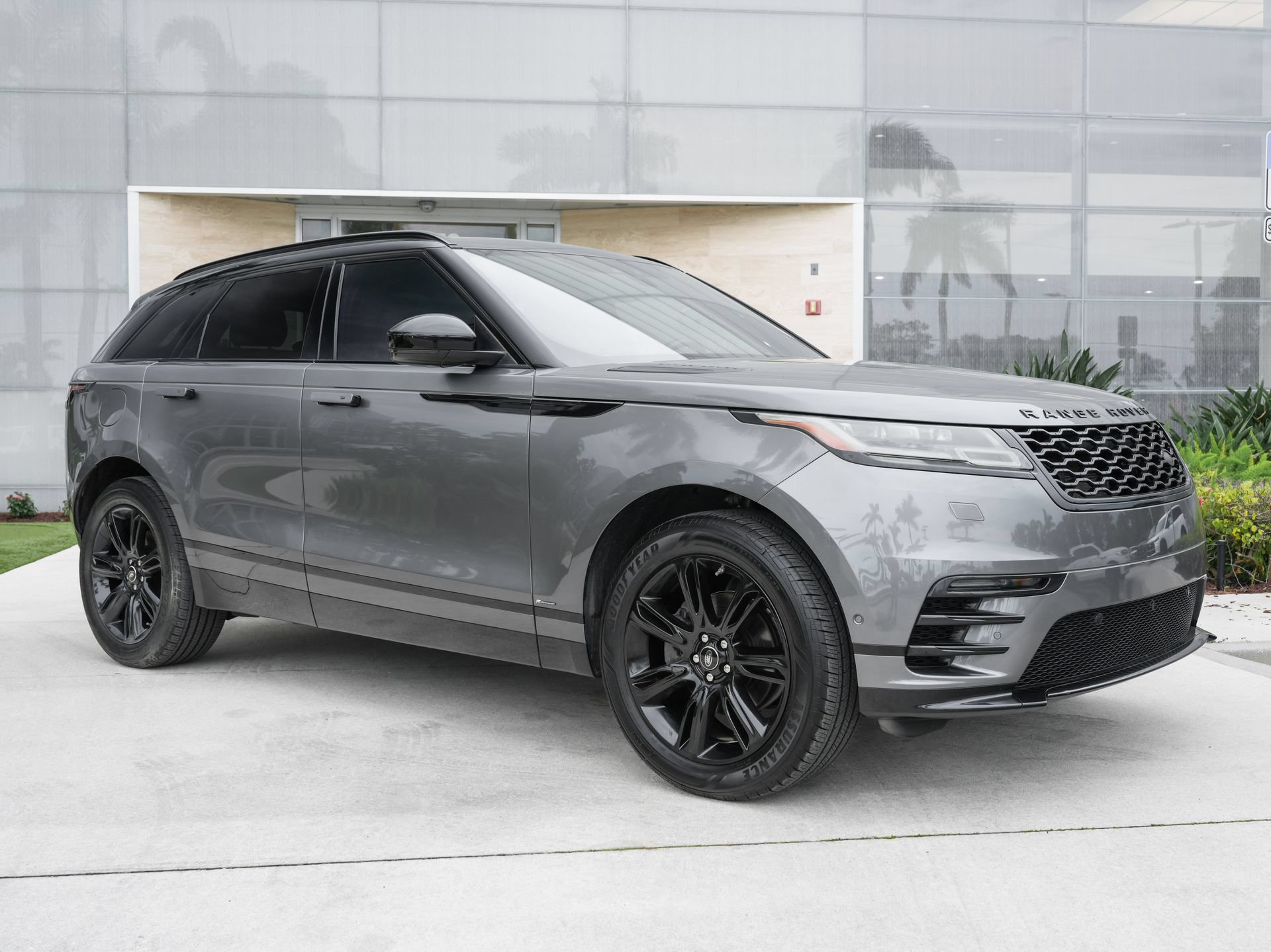 Used 2019 Land Rover Range Rover Velar R-Dynamic SE AWD/4WD image 3
