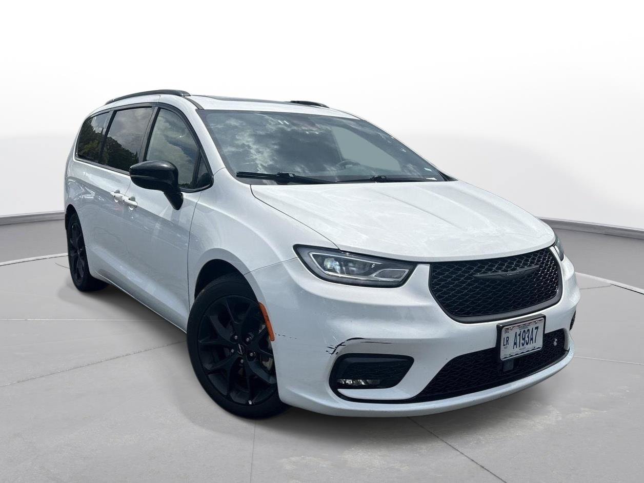 Used 2025 Chrysler Pacifica Limited FWD image 3