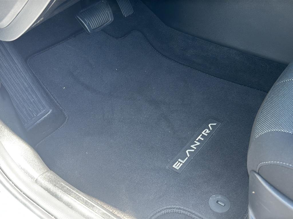 Used 2025 Hyundai Elantra SE FWD image 13