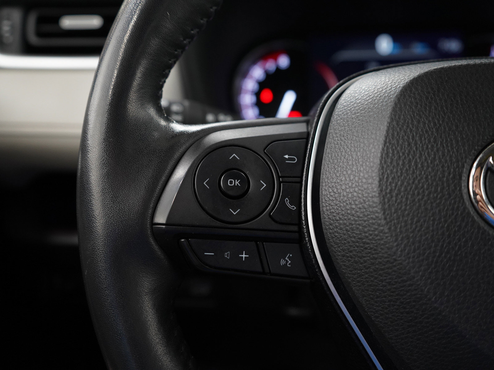 Used 2019 Toyota RAV4 Limited image 25