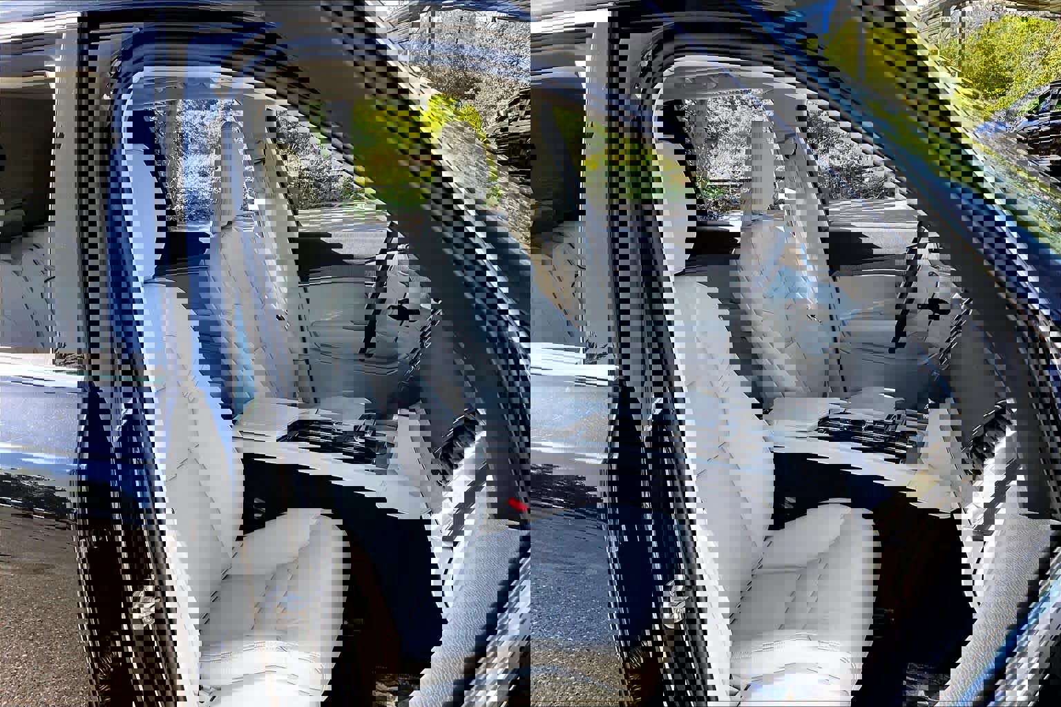 Used 2025 Volvo XC90 T8 Core w/ Climate Package image 8