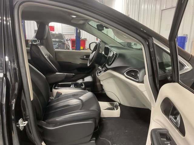 Used 2024 Chrysler Pacifica Touring-L image 14