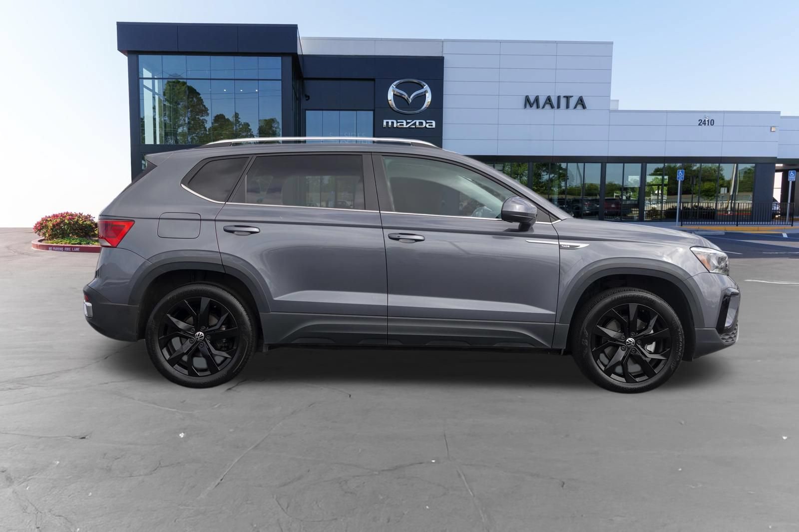 Used 2022 Volkswagen Taos SE FWD image 2