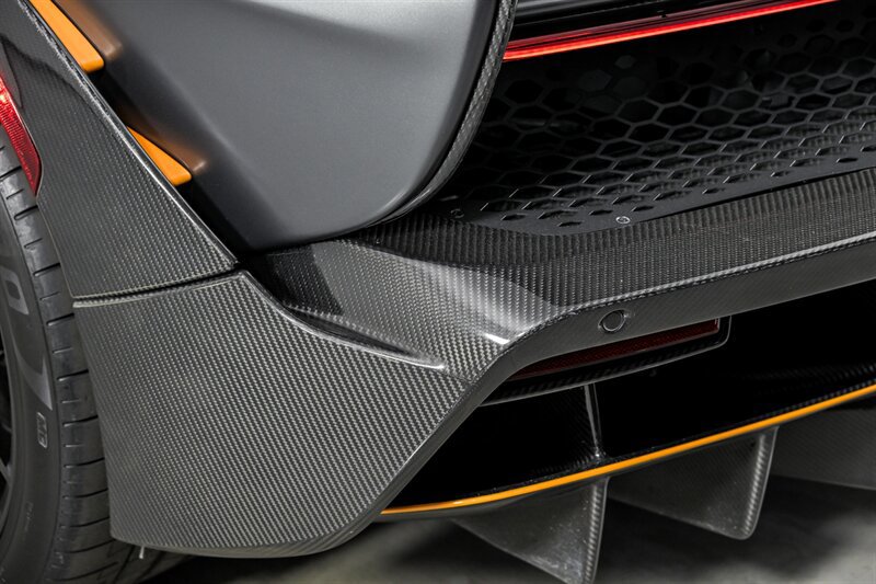 Used 2019 McLaren Senna RWD image 15