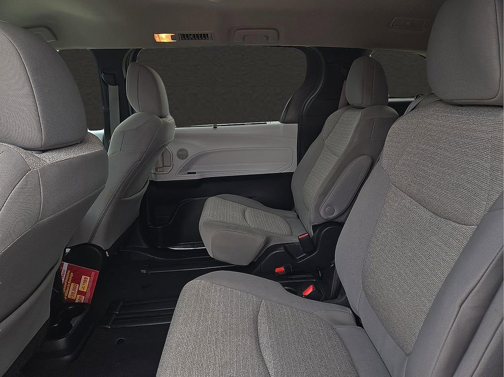 Used 2025 Toyota Sienna LE image 10