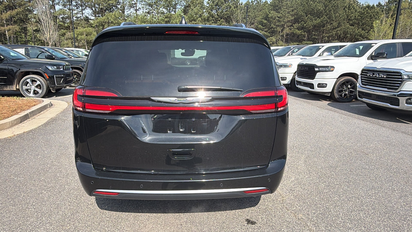 Used 2025 Chrysler Pacifica Pinnacle FWD image 9