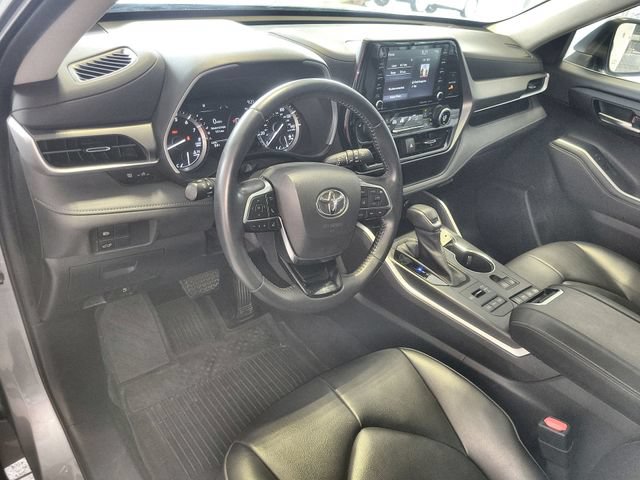 Used 2021 Toyota Highlander XLE AWD/4WD image 14