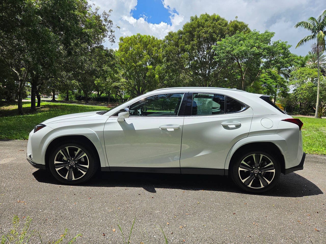Used 2026 Lexus UX 300h FWD w/ Accessory Package (Z2) image 4