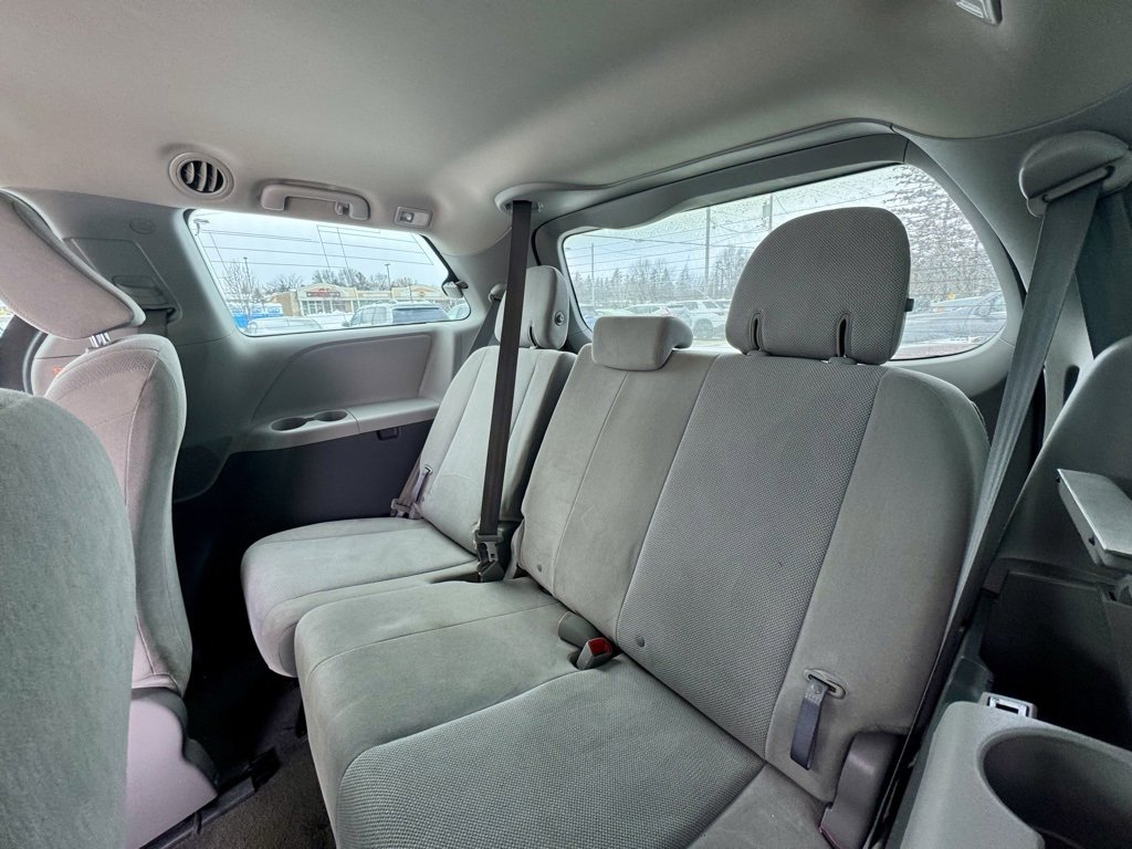 Used 2017 Toyota Sienna L image 11