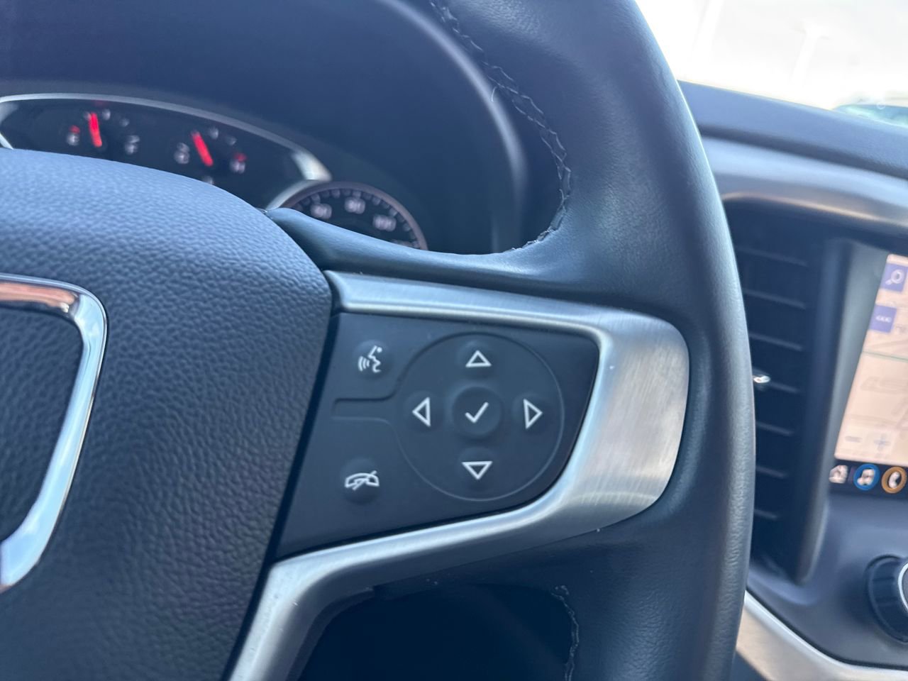 Used 2023 GMC Acadia SLT image 28