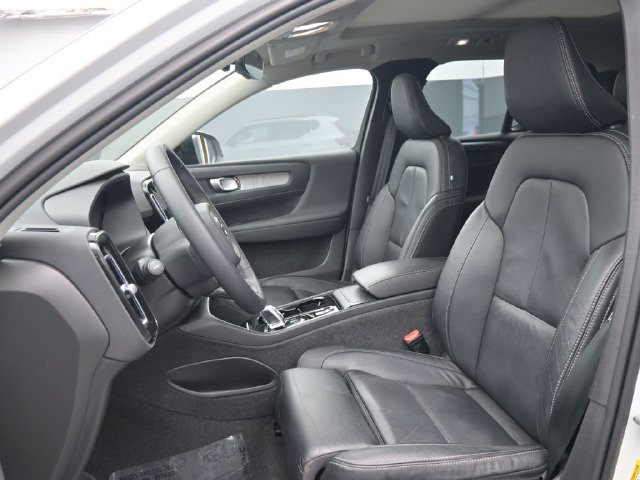 Used 2024 Volvo XC40 B5 Plus AWD/4WD image 9