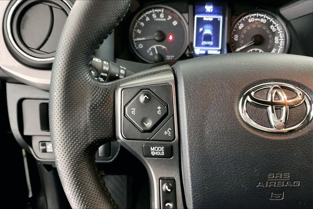 Used 2016 Toyota Tacoma TRD Off-Road w/ Premium & Technology Package image 11