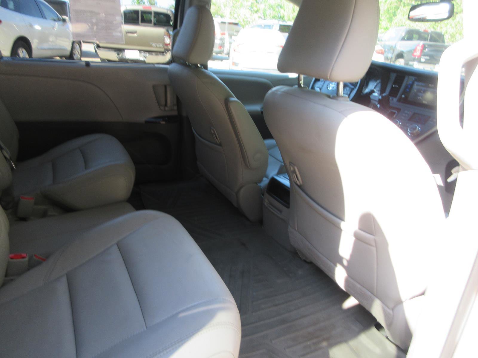 Used 2017 Toyota Sienna XLE FWD image 25