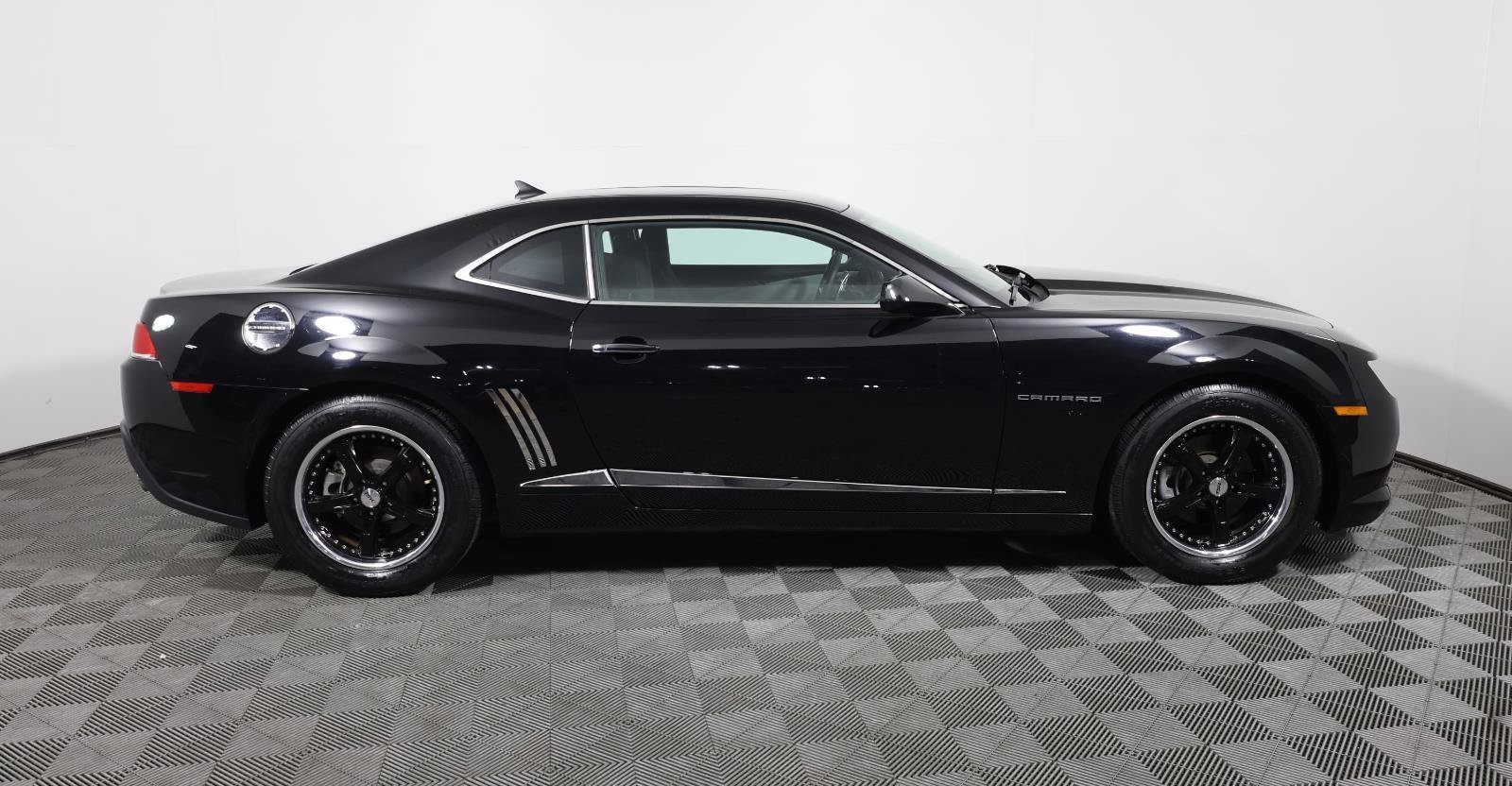 Used 2015 Chevrolet Camaro LS RWD image 4