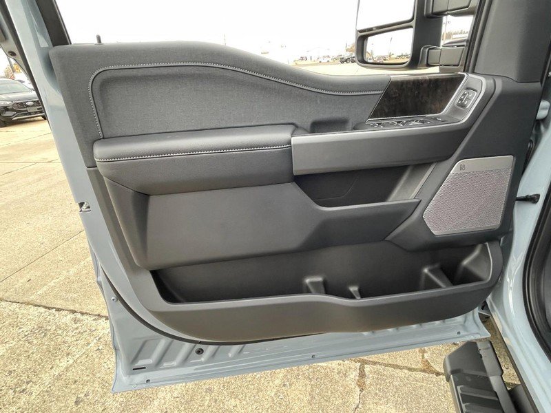 New 2026 Ford F250 Lariat w/ Black Appearance Package image 28