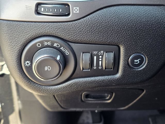 Used 2019 Jeep Cherokee Latitude Plus w/ Comfort/Convenience Group FWD image 30