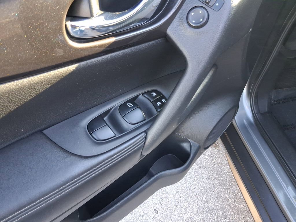 Used 2020 Nissan Rogue SV FWD image 16