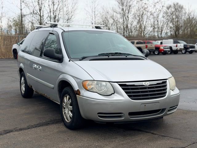 Used 2007 Chrysler Town & Country Touring image 2