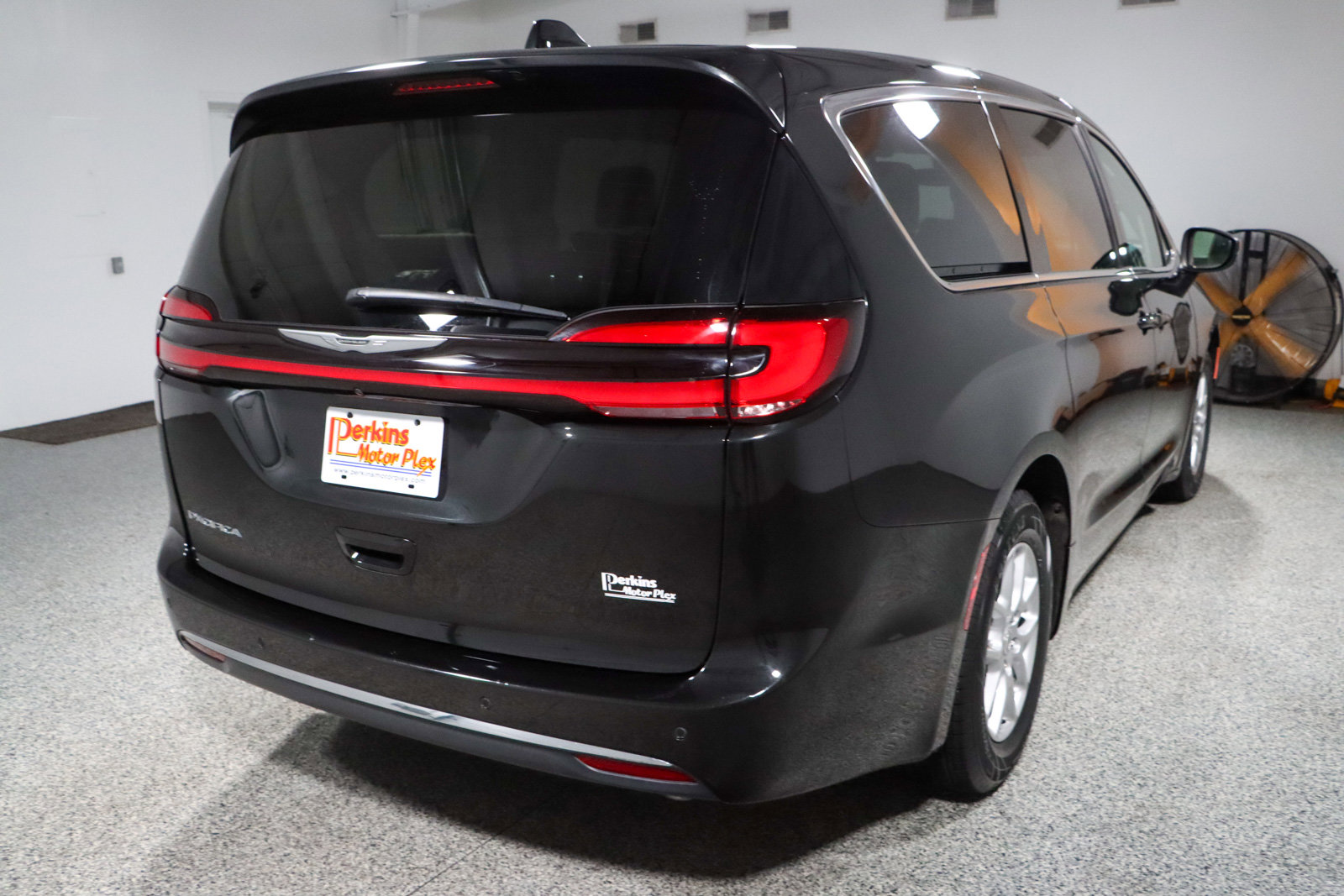 Used 2023 Chrysler Pacifica Touring-L FWD image 7