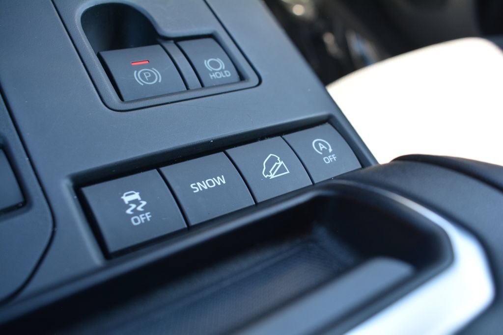 Used 2021 Toyota Highlander LE AWD/4WD image 17