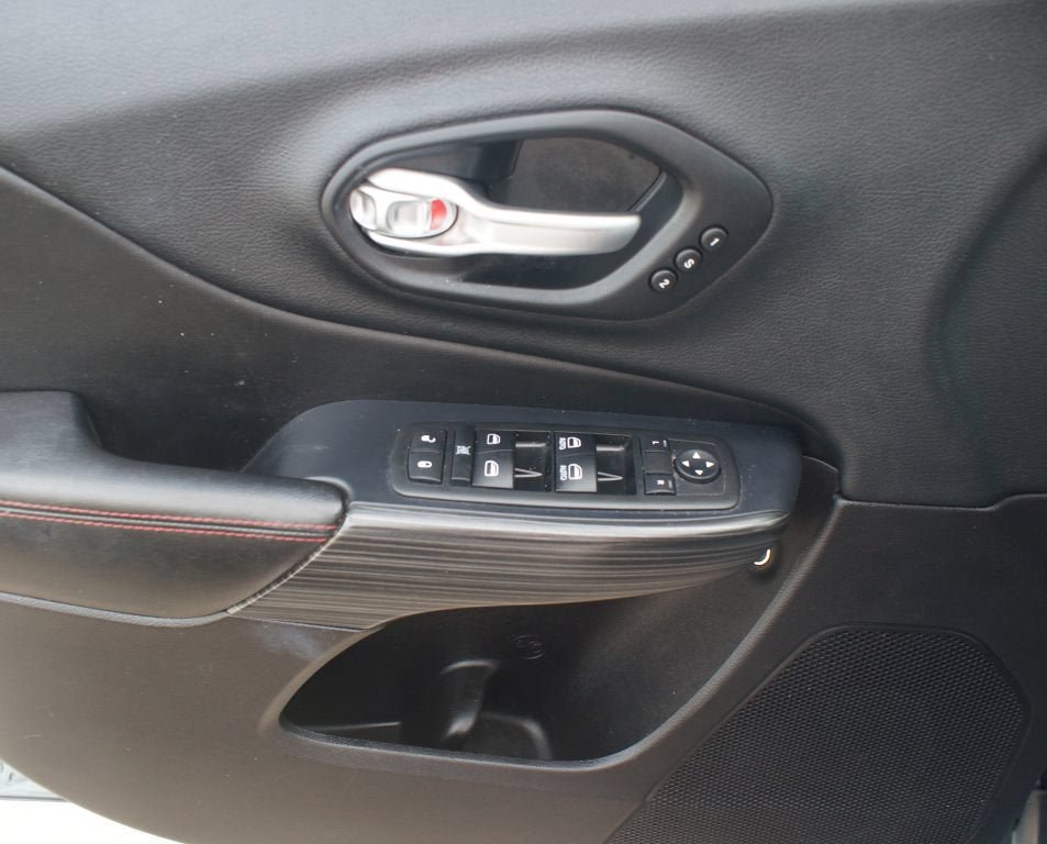 Used 2015 Jeep Cherokee Trailhawk w/ Comfort/Convenience Group AWD/4WD image 20