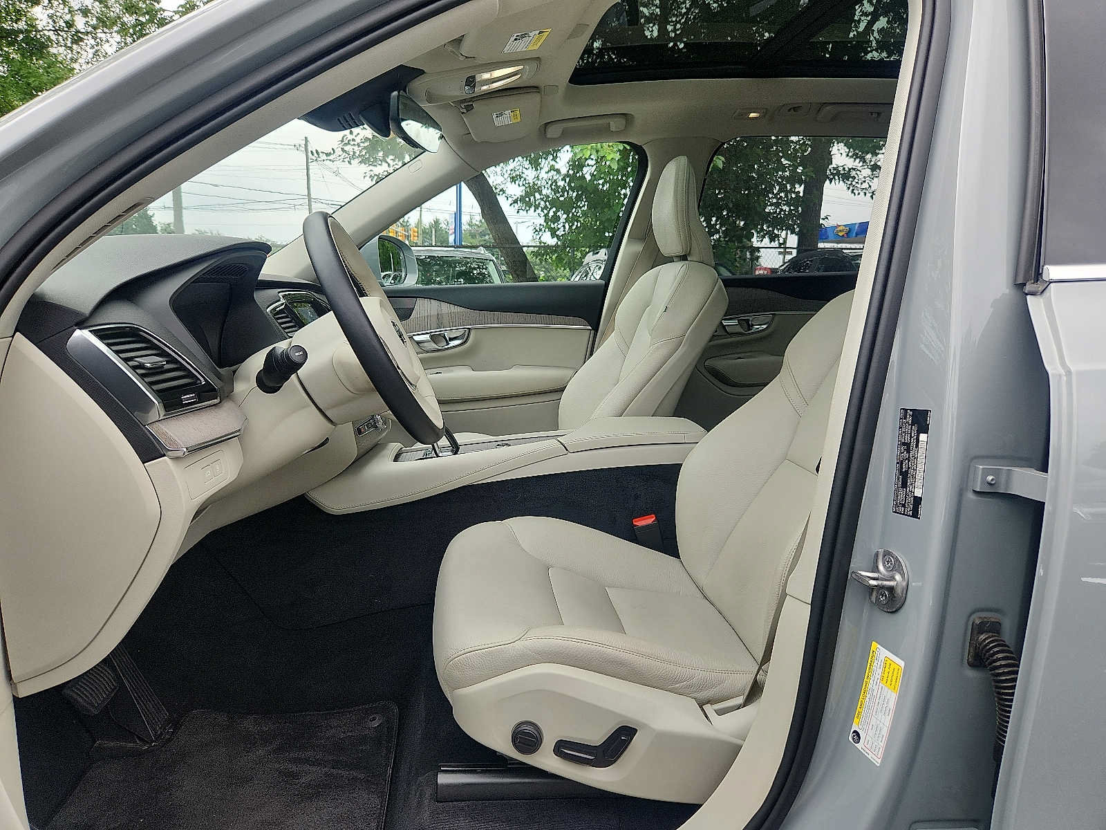 Certified 2025 Volvo XC90 T8 Plus w/ Protection Package AWD/4WD image 13