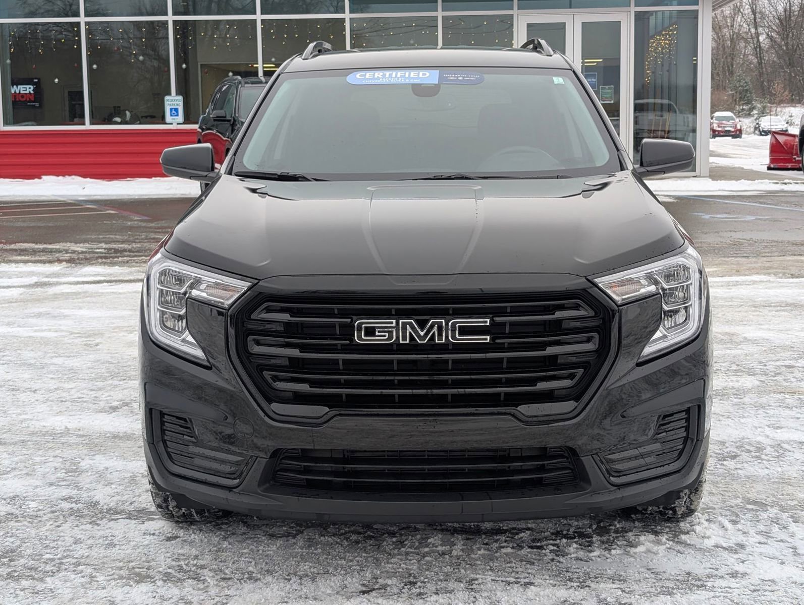 Used 2024 GMC Terrain SLE w/ Driver Convenience Package image 2