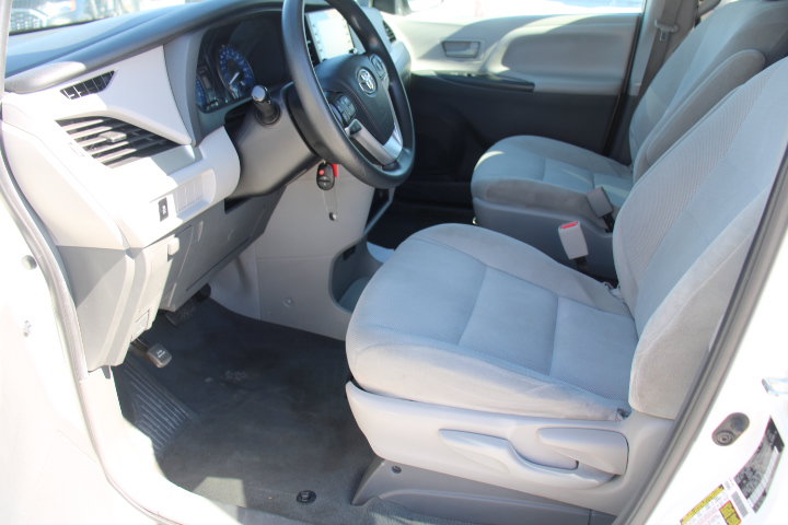Used 2020 Toyota Sienna L FWD image 11