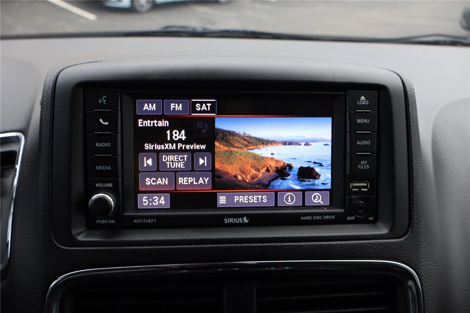 Used 2018 Dodge Grand Caravan SE w/ UConnect Hands-Free Group image 18