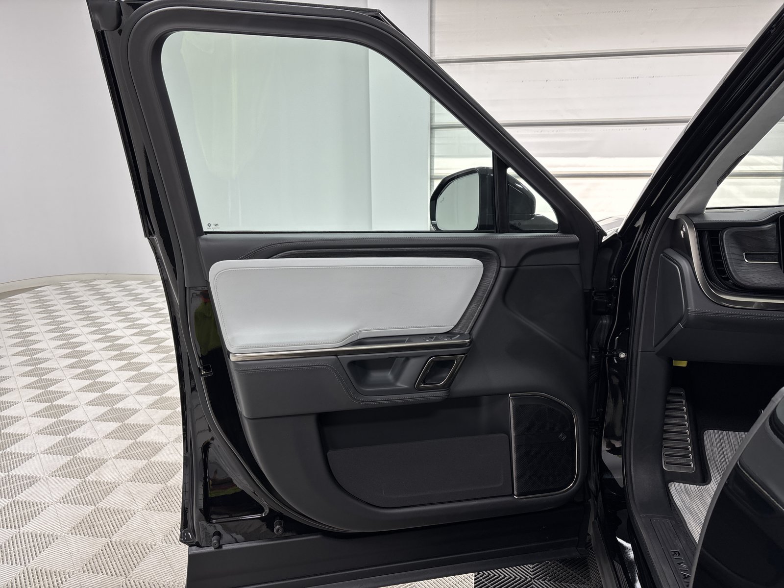 Used 2024 Rivian R1S Adventure AWD/4WD image 16