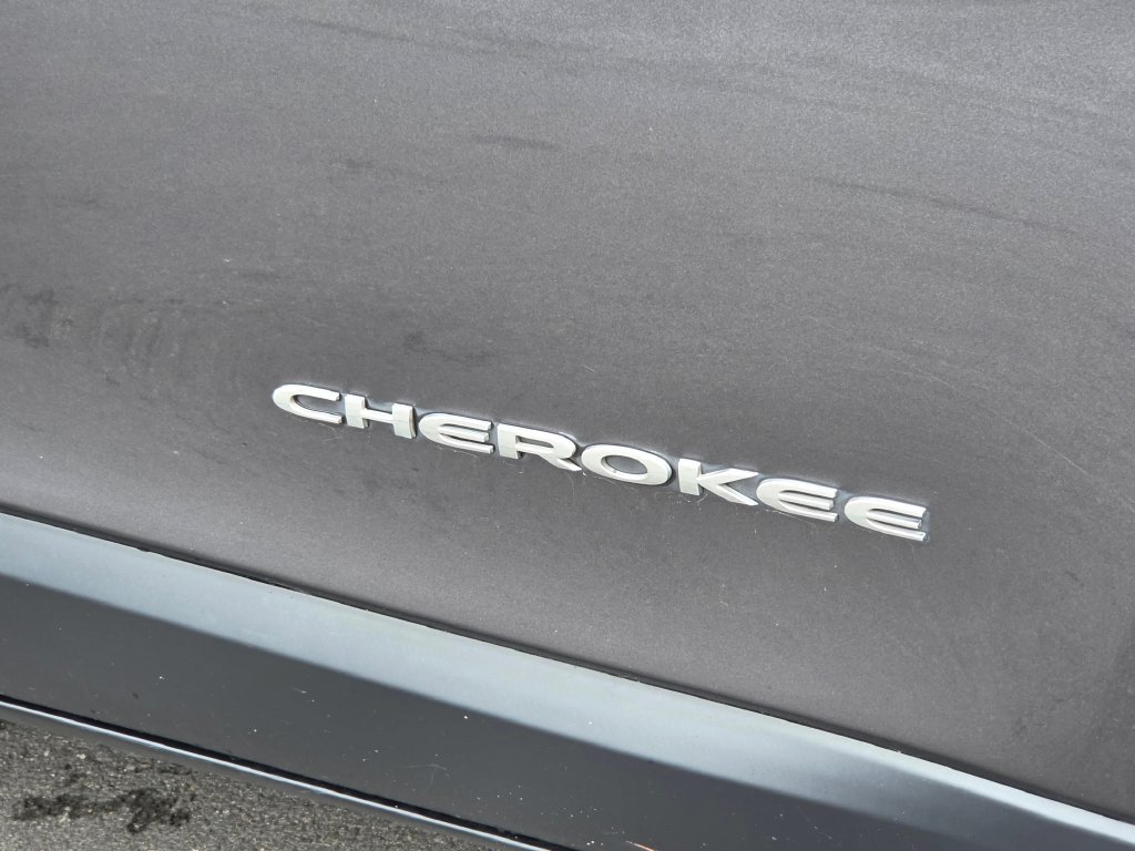Used 2019 Jeep Cherokee Latitude Plus FWD image 10