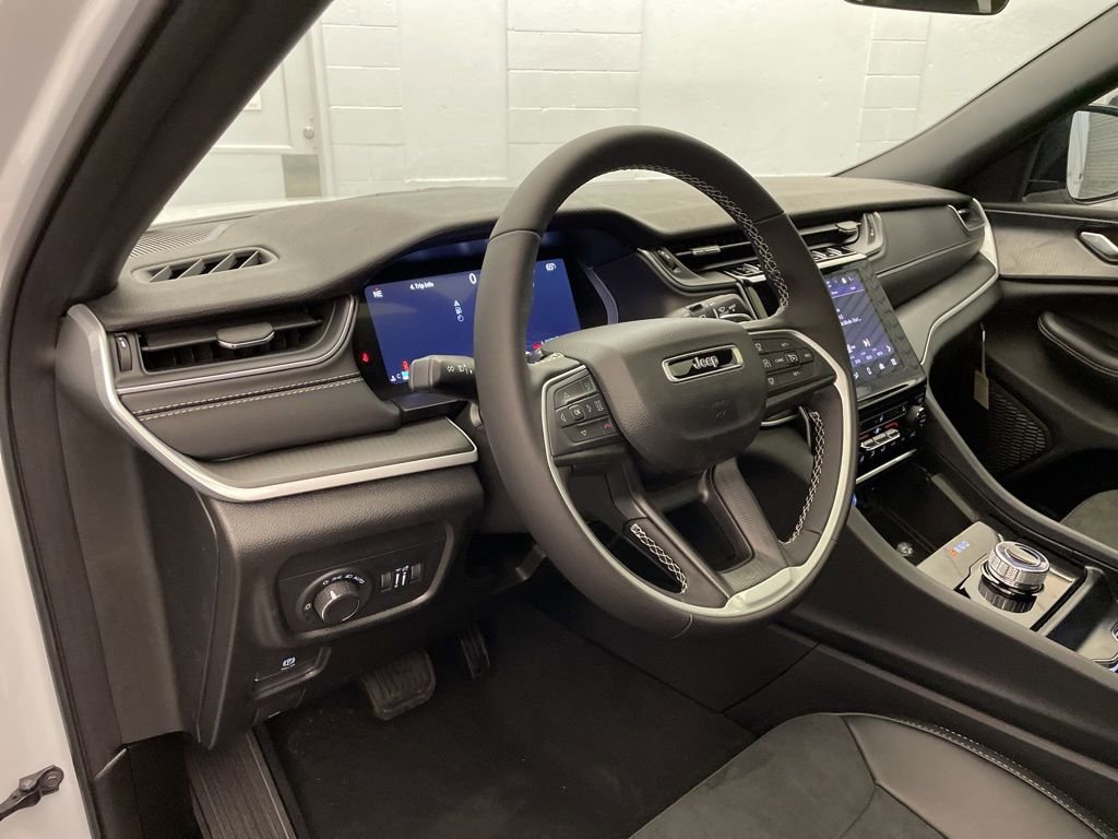 New 2025 Jeep Grand Cherokee Altitude image 14