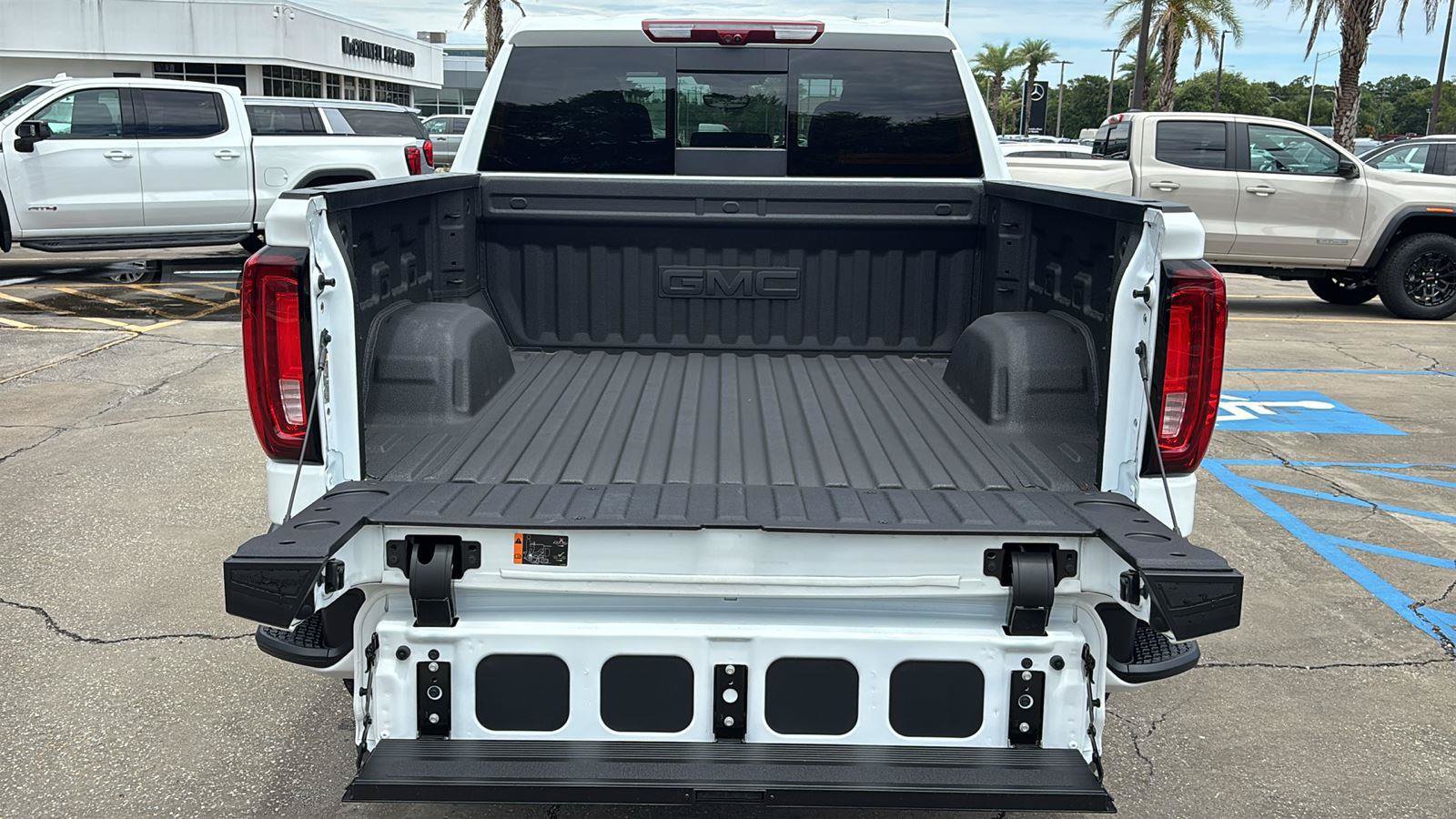 New 2026 GMC Sierra 1500 AT4 w/ AT4 Premium Package AWD/4WD image 7
