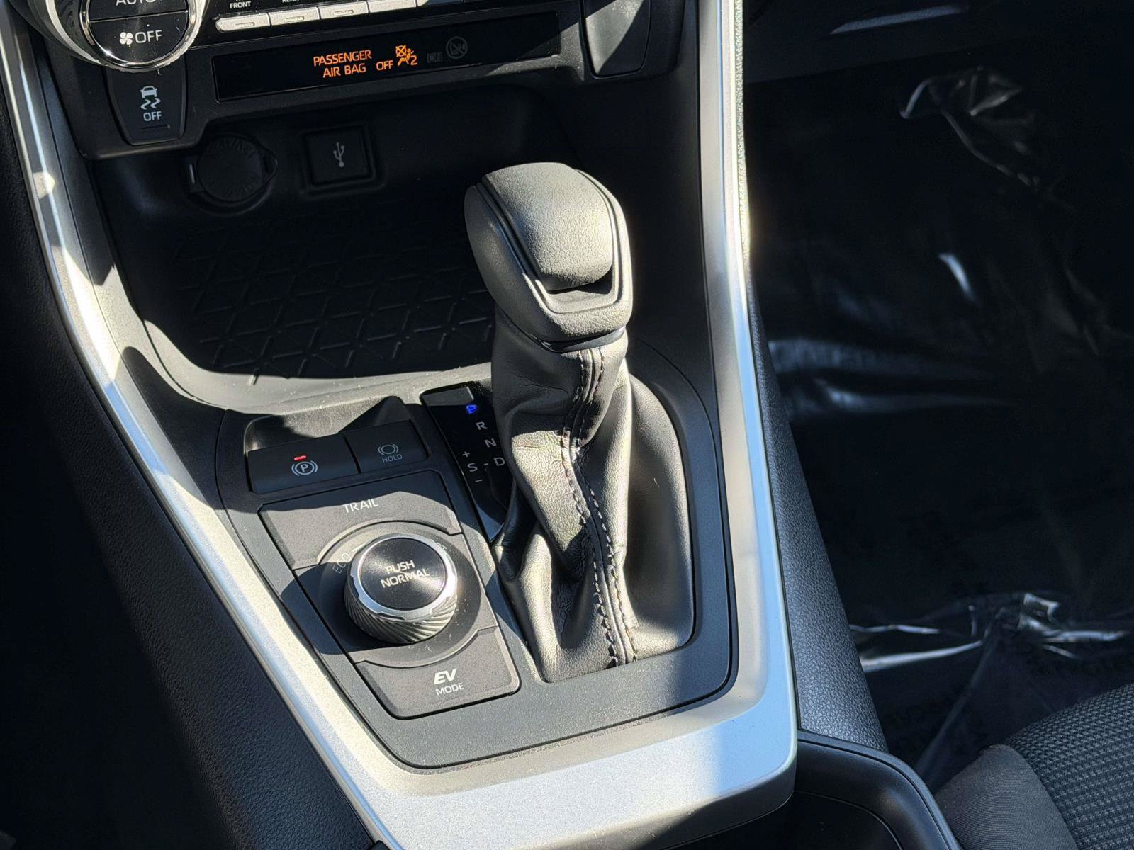 Used 2020 Toyota RAV4 LE w/ Carpet Mat Package AWD/4WD image 14