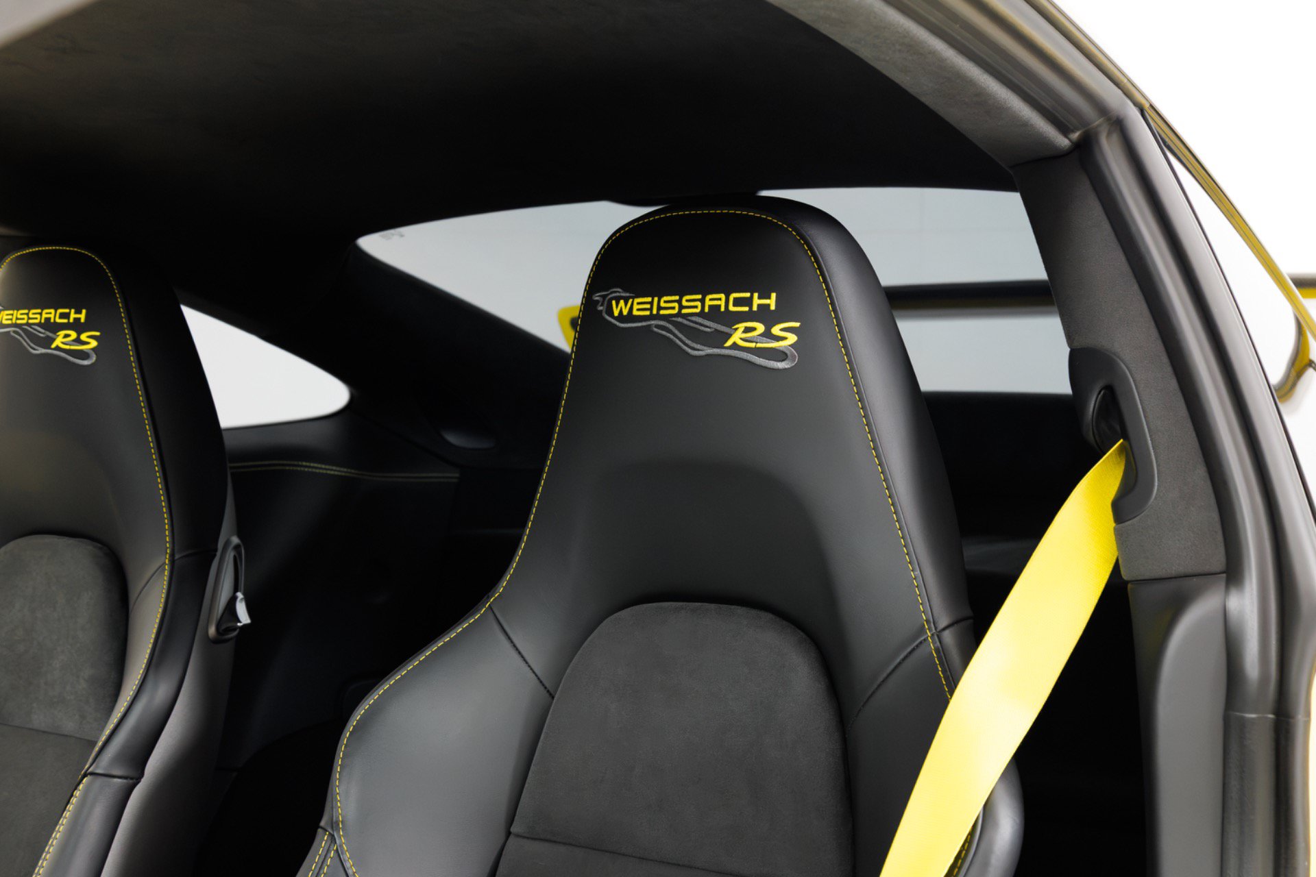 Used 2018 Porsche 911 GT2 RS w/ Weissach Package RWD image 17