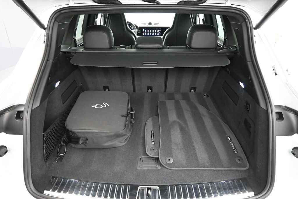 Certified 2025 Porsche Cayenne Turbo AWD/4WD image 28