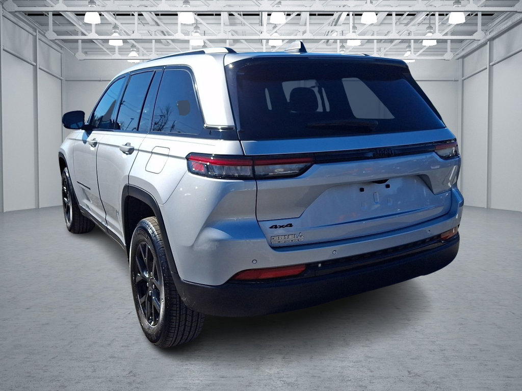 Used 2025 Jeep Grand Cherokee Altitude image 3