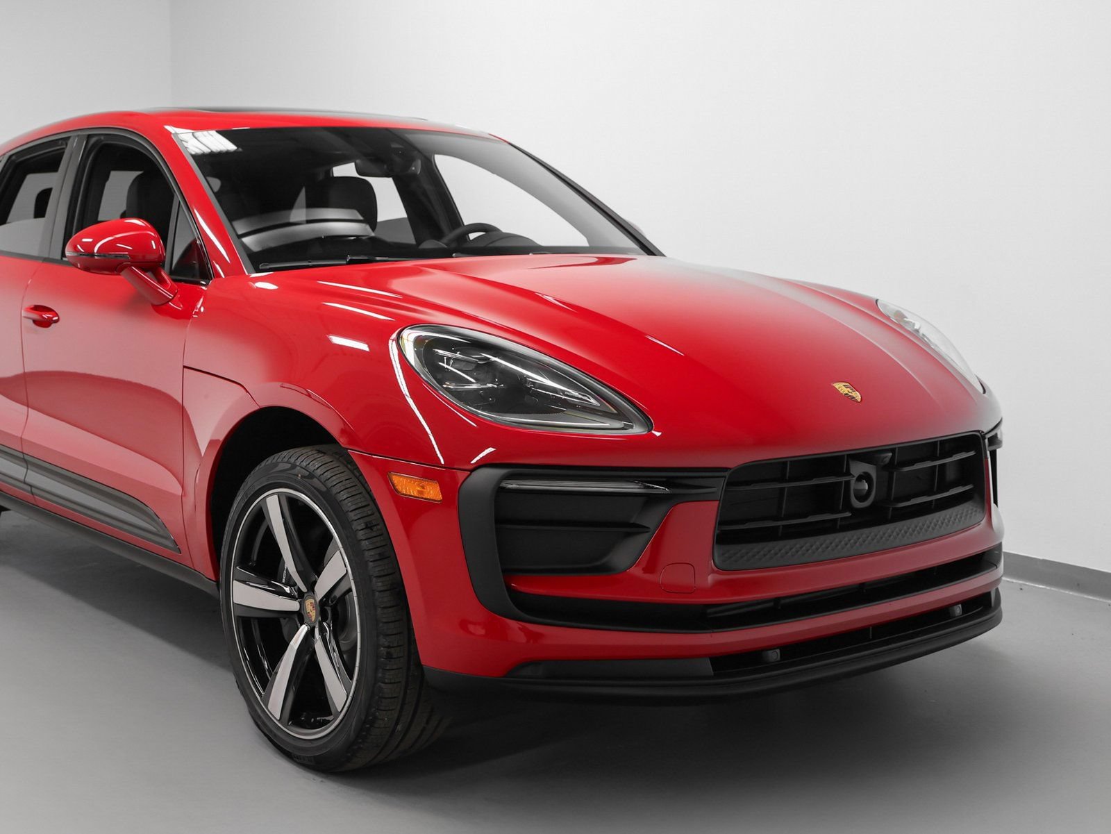 Certified 2026 Porsche Macan AWD/4WD image 9