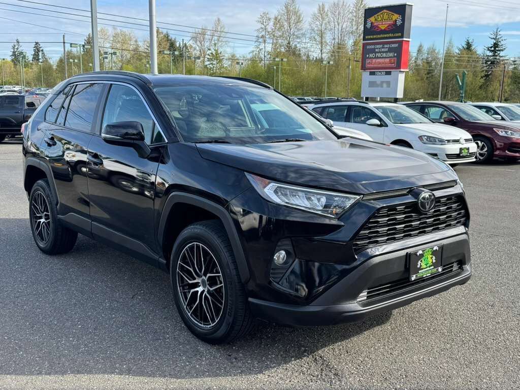 Used 2020 Toyota RAV4 XLE w/ Carpet Mat Package AWD/4WD image 4