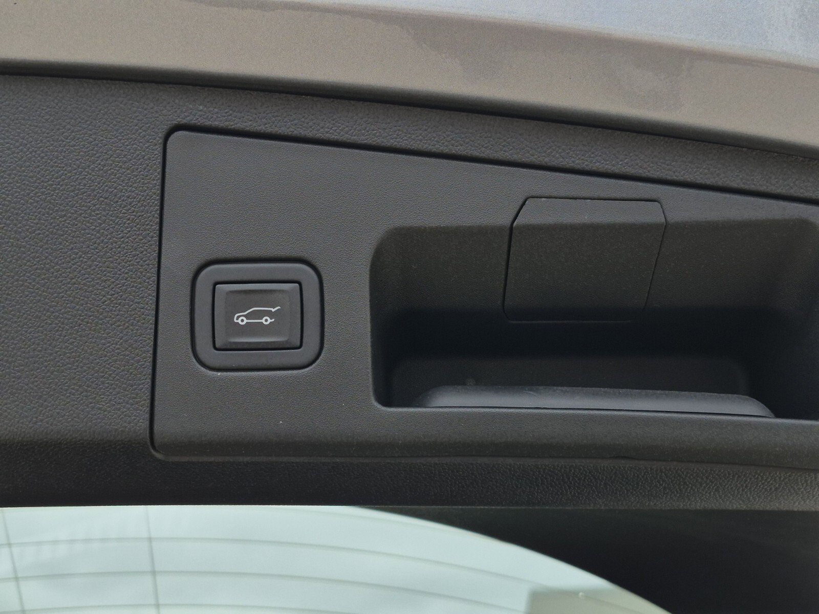 Used 2024 Cadillac XT4 Sport w/ LPO, Floor Liner Package FWD image 9