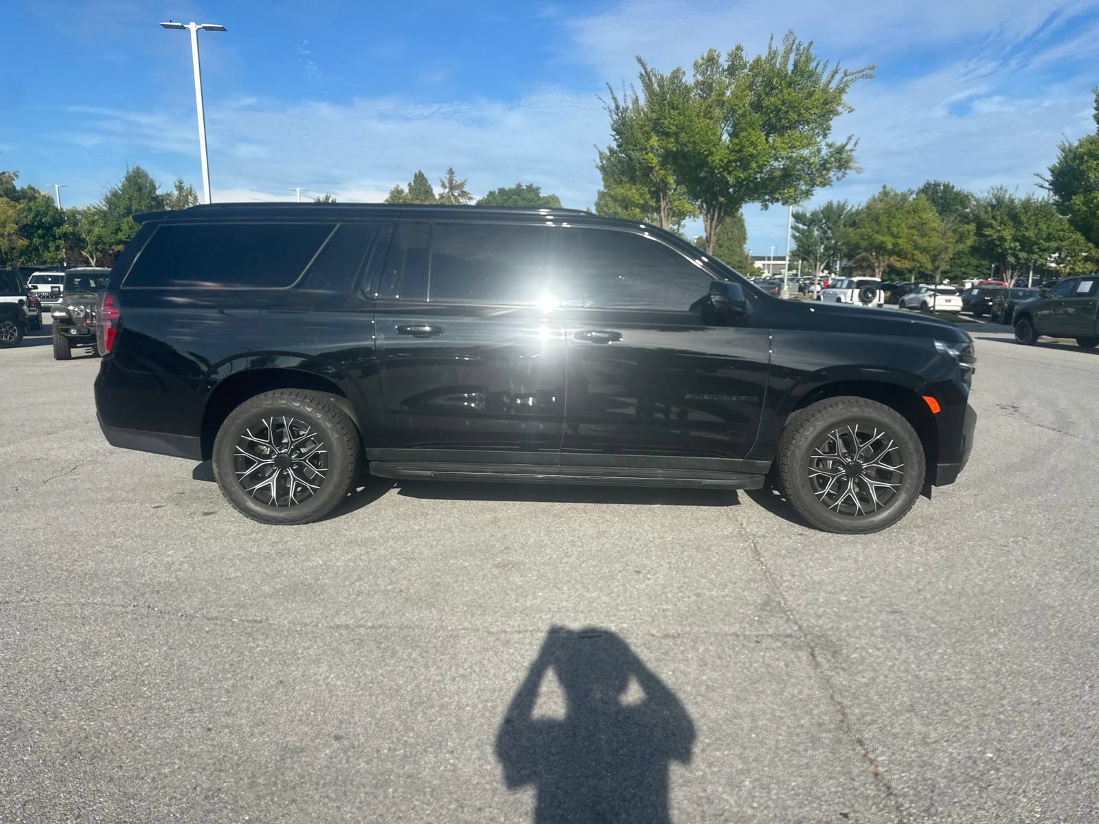 Used 2023 Chevrolet Suburban RST w/ Luxury Package AWD/4WD image 4