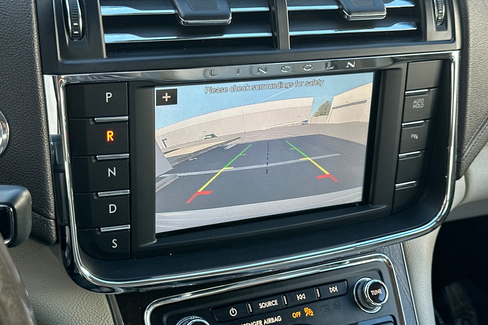 Used 2017 Lincoln Continental Select image 26