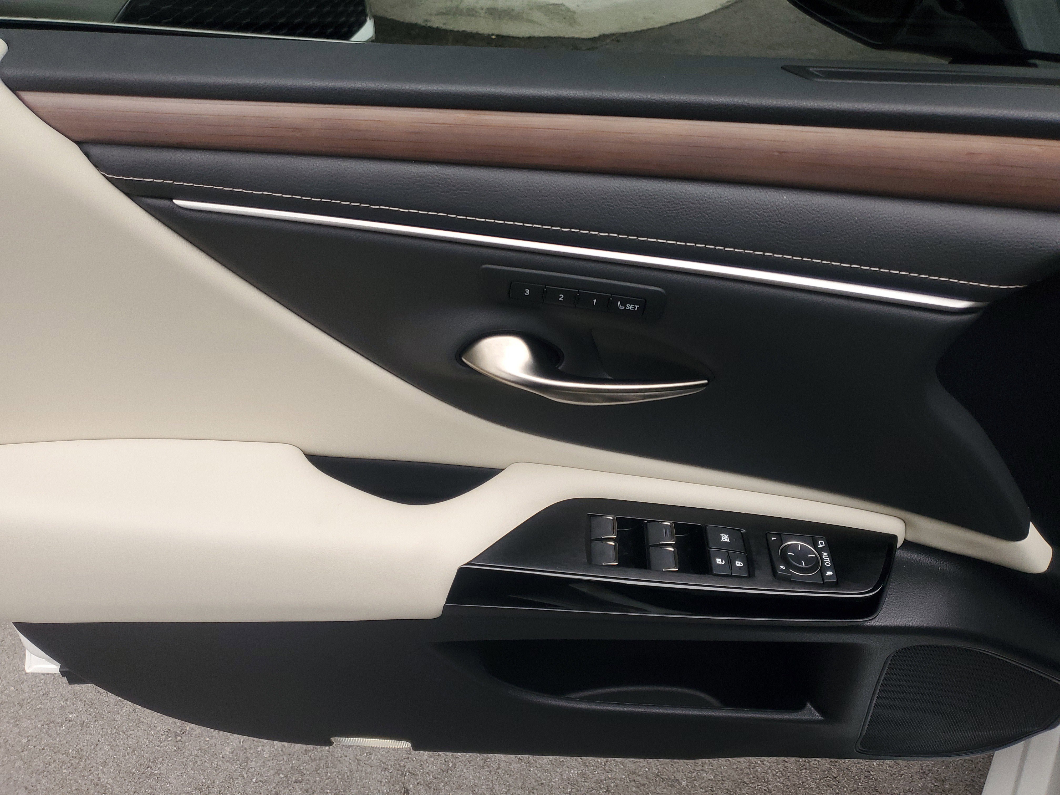 Used 2024 Lexus ES 350 w/ Premium Package image 18