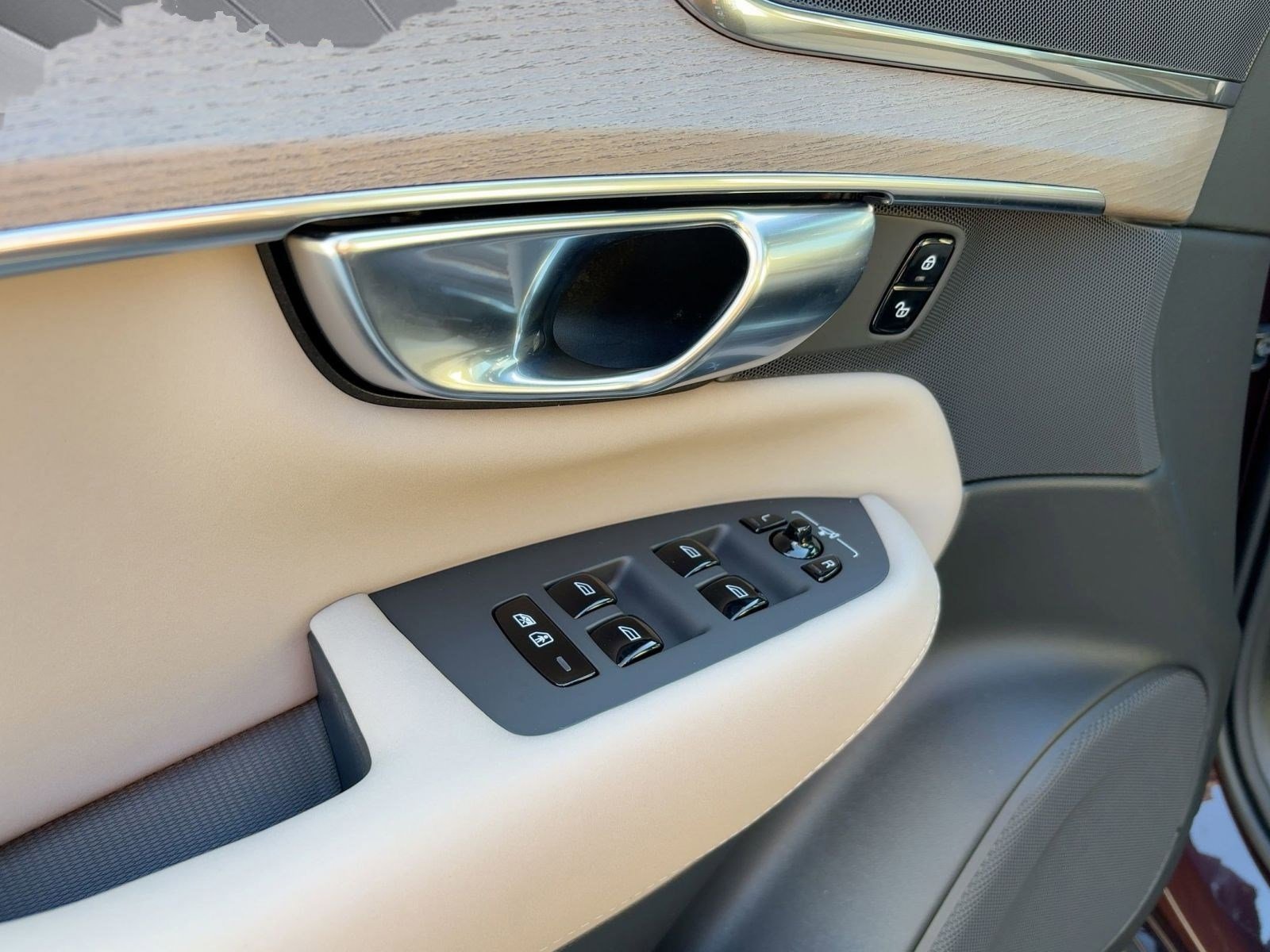 New 2026 Volvo XC90 B5 Plus w/ Protection Package AWD/4WD image 13