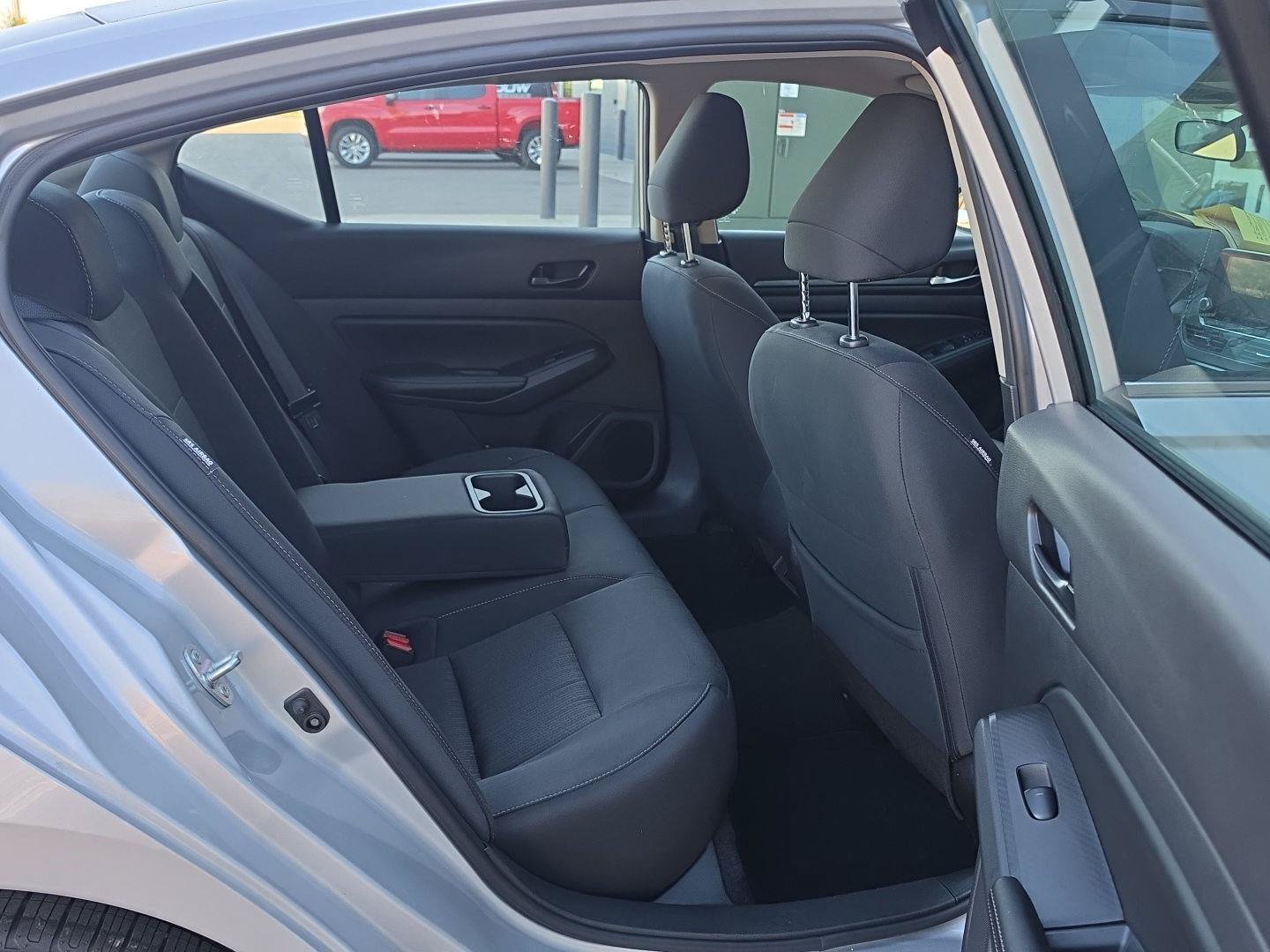 Used 2025 Nissan Altima 2.5 SV FWD image 11